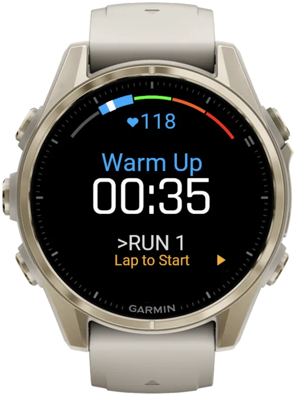 Opvarmningsskærmen for Konkurrencedag i Hybrid Smash: Warm Up-ur, RUN 1 som det næste og Lap to Start med en pil, der peger på LAP-knappen